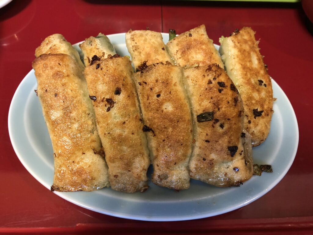 大鳥居・龍門の焼き餃子。こんがり焼き上げられたパリパリの皮が特徴